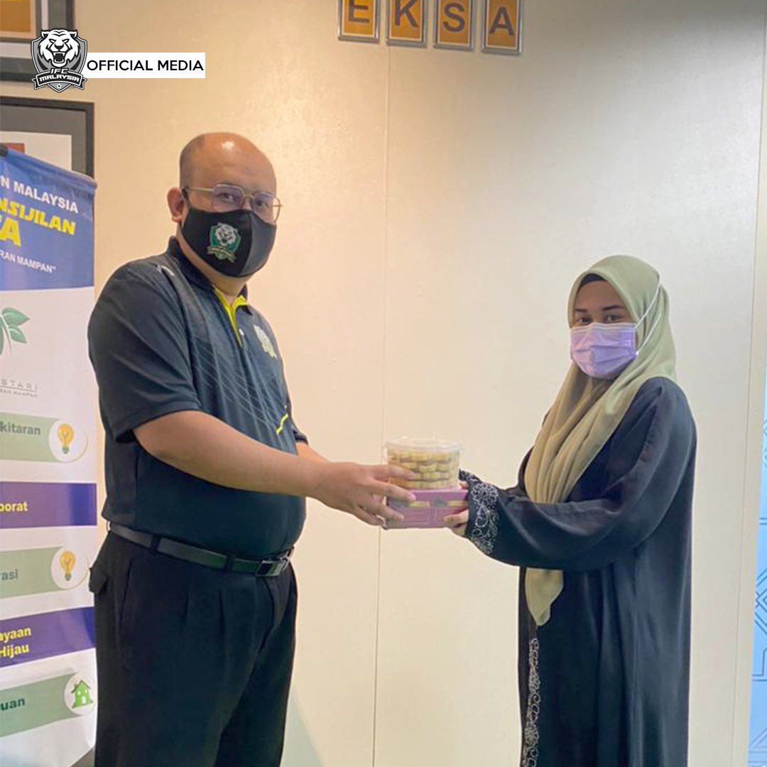 Khidmat masyarakat IFC MALAYSIA

Sumbangan Biskut Raya Kepada kakitangan guna sama JIM oleh IFC Malaysia

MIGHTY TIGERS
#wewontquitwetryharder