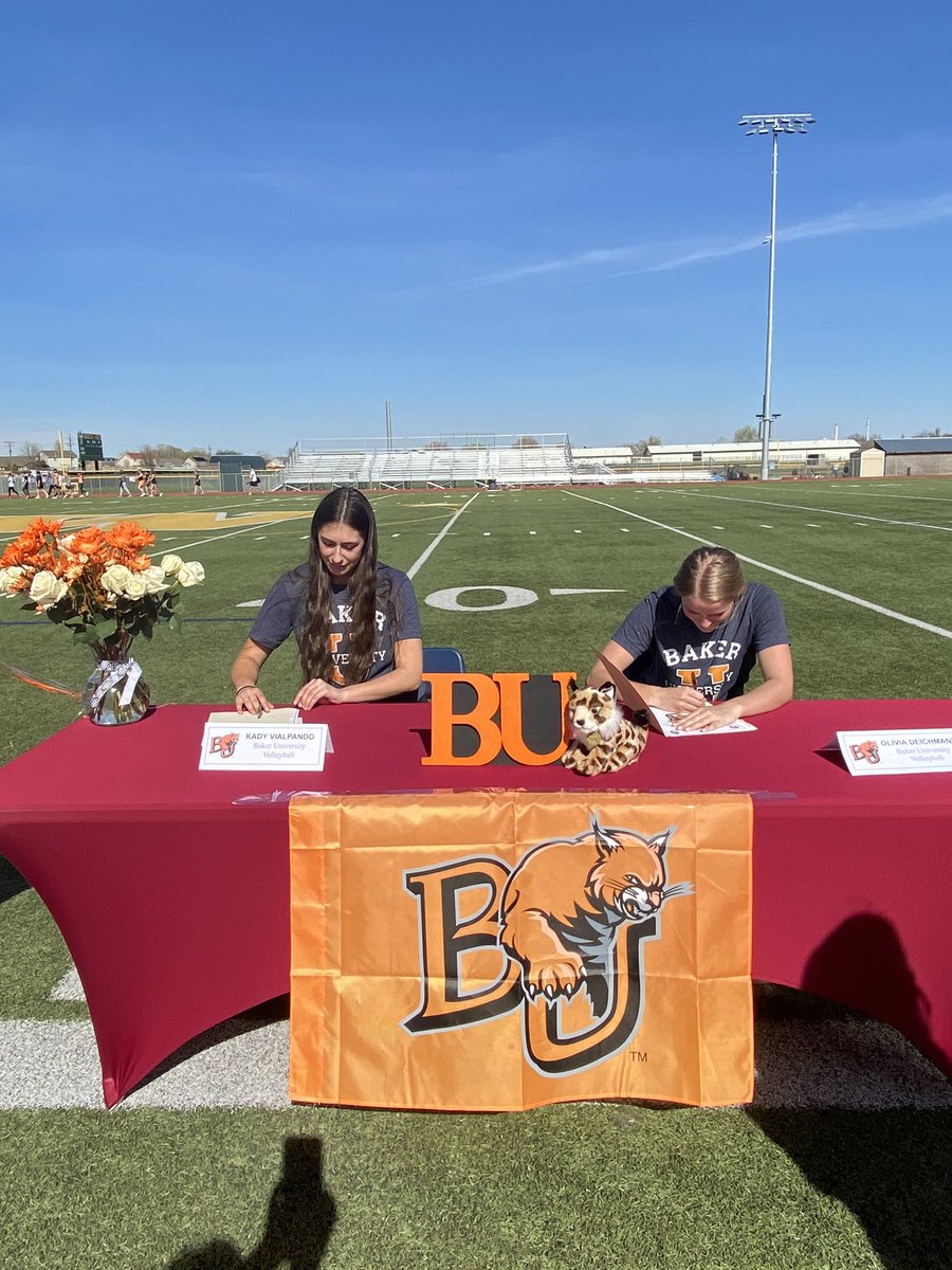 Wizardvball's tweet photo. CONGRATULATIONS TO OUR SENIOR 🏐 PLAYERS AND ALL THE ATHLETES WHO CELEBRATED THEIR COLLEGE SIGNING TODAY!! #ITSAGREATDAYTOBEAWIZARD #WIZARDPRIDE #COMMITTED https://t.co/Mq1GxAYkig
