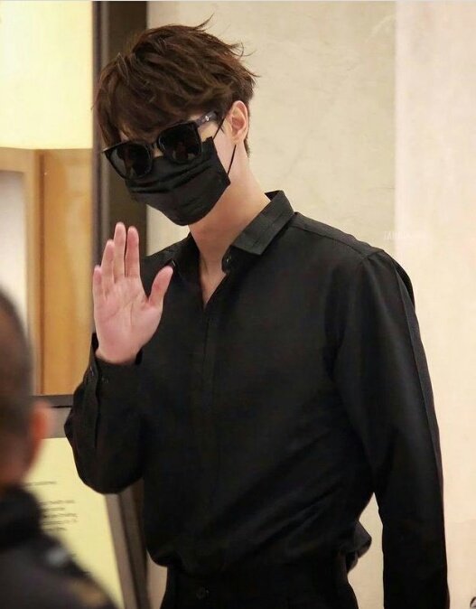 2getherforever7's tweet photo. My baby in white and black.. Hits different ... Good morning baby.. Stay safe and healthy... Can't stop loving u #winmetawin @winmetawin #HappyWinDay #goodmorningwin https://t.co/1PYb3tAe2O