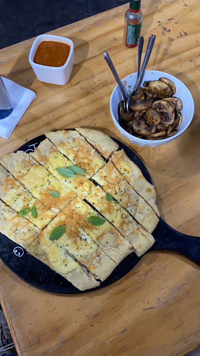 jcvalvi10's tweet photo. La Mary Poppins me preparó de botanita unos breadsticks de masa madre con salsa pomodoro y champiñones al ajillo por qué me portó muy bien!!! @Marianalealf ☺️ https://t.co/x7lQDJrWzk