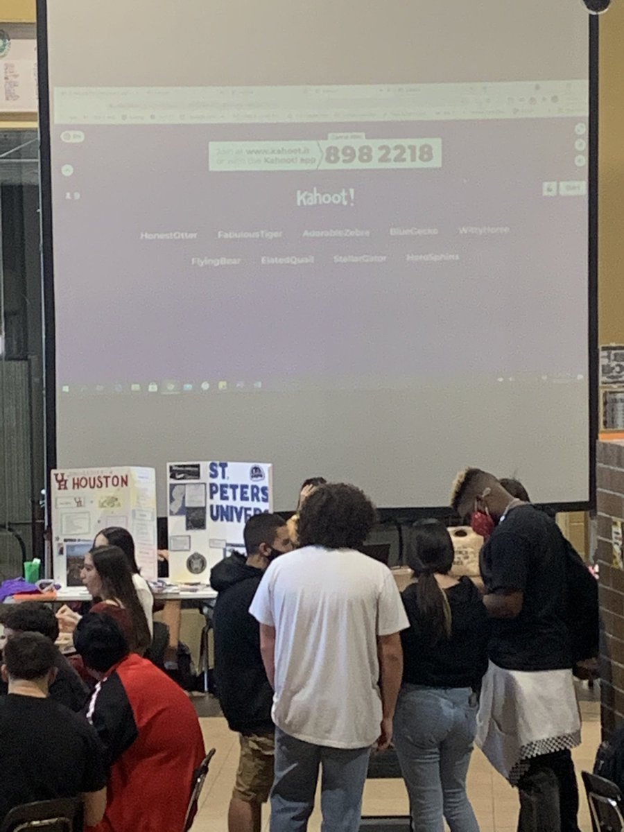 Verrado_AVID's tweet image. Great job AVID 11 and @coachmartnz on the fantastic lunch activities to support National College Decision Day tomorrow!
