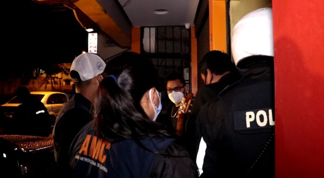 GabrielaObando's tweet photo. AHORA | 🔵🔴🔵 En el Comité del Pueblo clausuramos @amcquito una fiesta clandestina en una panadería gracias al apoyo de @PoliciaEcuador @AlainLunaV1 
Recordemos que estamos en Estado de Excepción con toque de queda para precautelar la salud de todos.
NO más eventos clandestinos! https://t.co/Arrbzynjg9