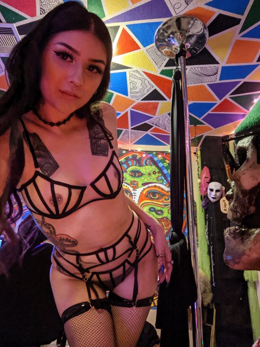 Click the link in the next tweet to come hang with me 🥰   I'm online on mfc right now! 🌴 https://t.c<a href="/tag/mvsales"class="tags"><span>#mvsales</span></a>