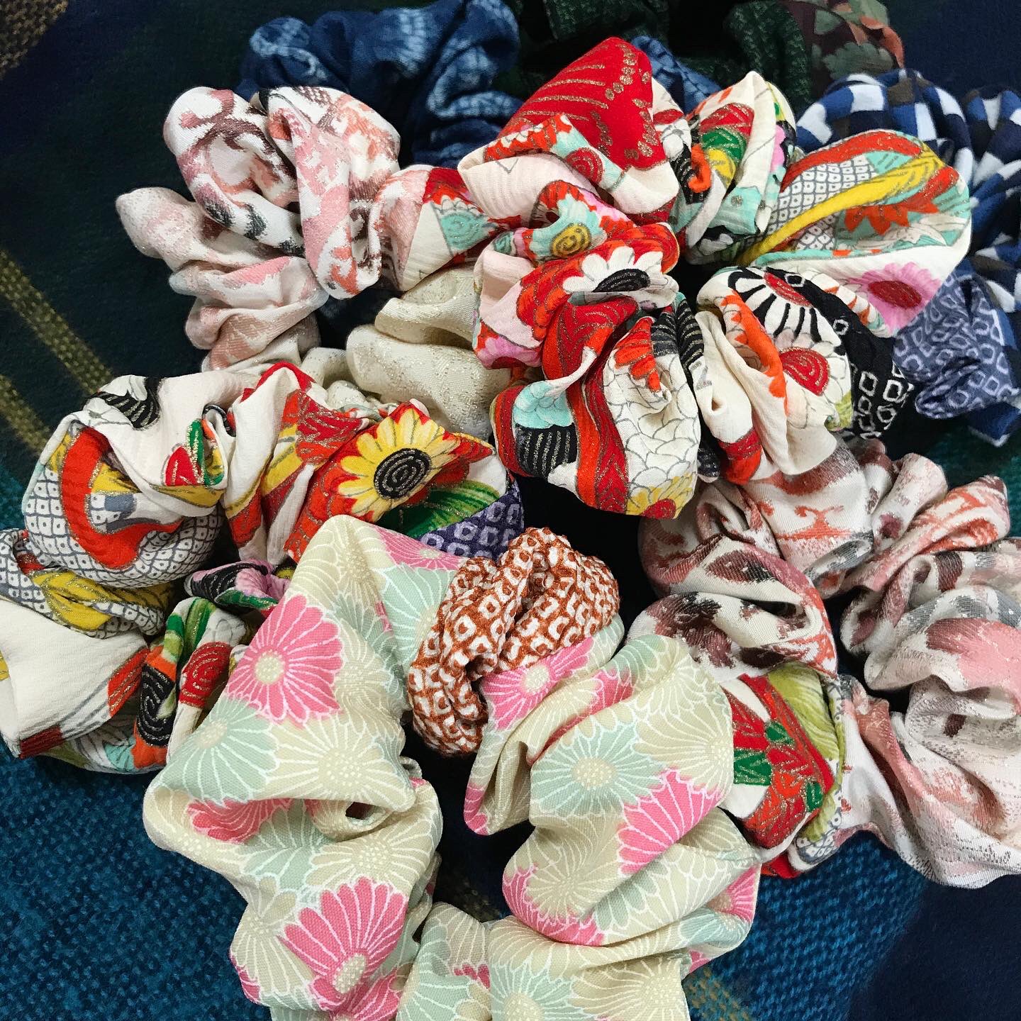 かなめ屋 ドーナツみたいな形のシュシュ 9個作った ちょこっと絞り生地をはぎ合わせたり 藍染シュシュ だったり 写真撮ろうとしたらカメラ充電してない 古いカメラだから2時間はかかるし でかける かなめ屋 シュシュ T Co Zwdidnq2gj