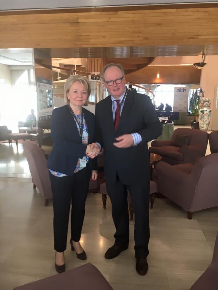 Либеральная мировая общественность понесла утрату - скончался председатель партии Альянс либералов и демократов за Европу (ALDE) Ханс ван Баален.  Он всегда отстаивал ценности демократии и либерализма. Мы встречались неоднократно - на съездах АЛДЕ и Либинтерна.Соболезную коллегам