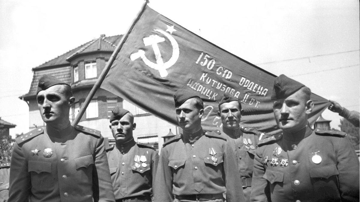 1 мая 1945 около 3.00 над Рейхстагом установлено Знамя Победы. Разведчики Егоров и Кантария получили приказ водрузить Красное знамя над Рейхстагом около полуночи. Возглавил боевую задачу по установке Знамени лейтенант Берест из батальона Неустроева