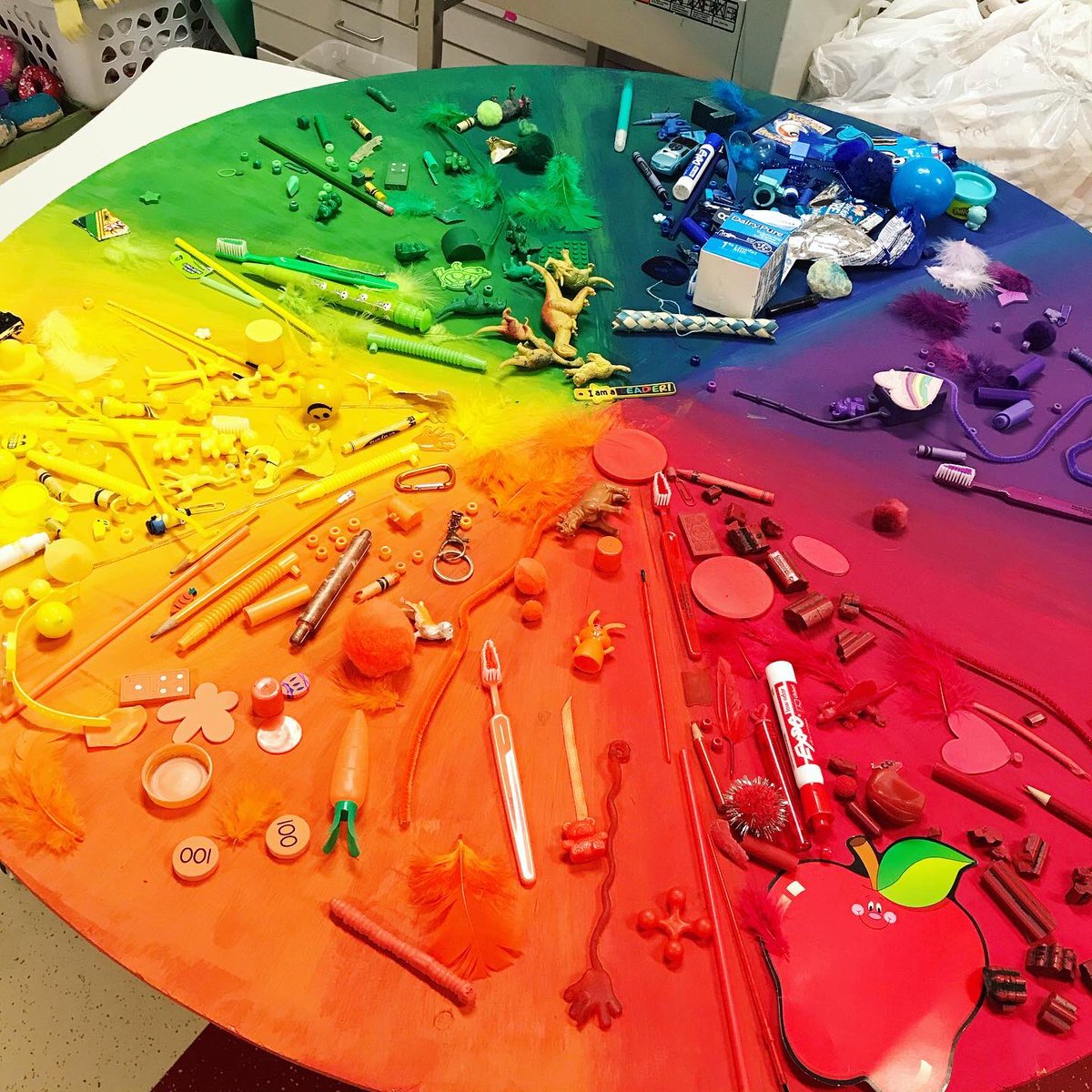 JAV_ARTISTS's tweet image. Color wheel sorting...excited to put it on display soon! ❤️🧡💛💚💙💜 #misdproud @JAVitovsky_Elem