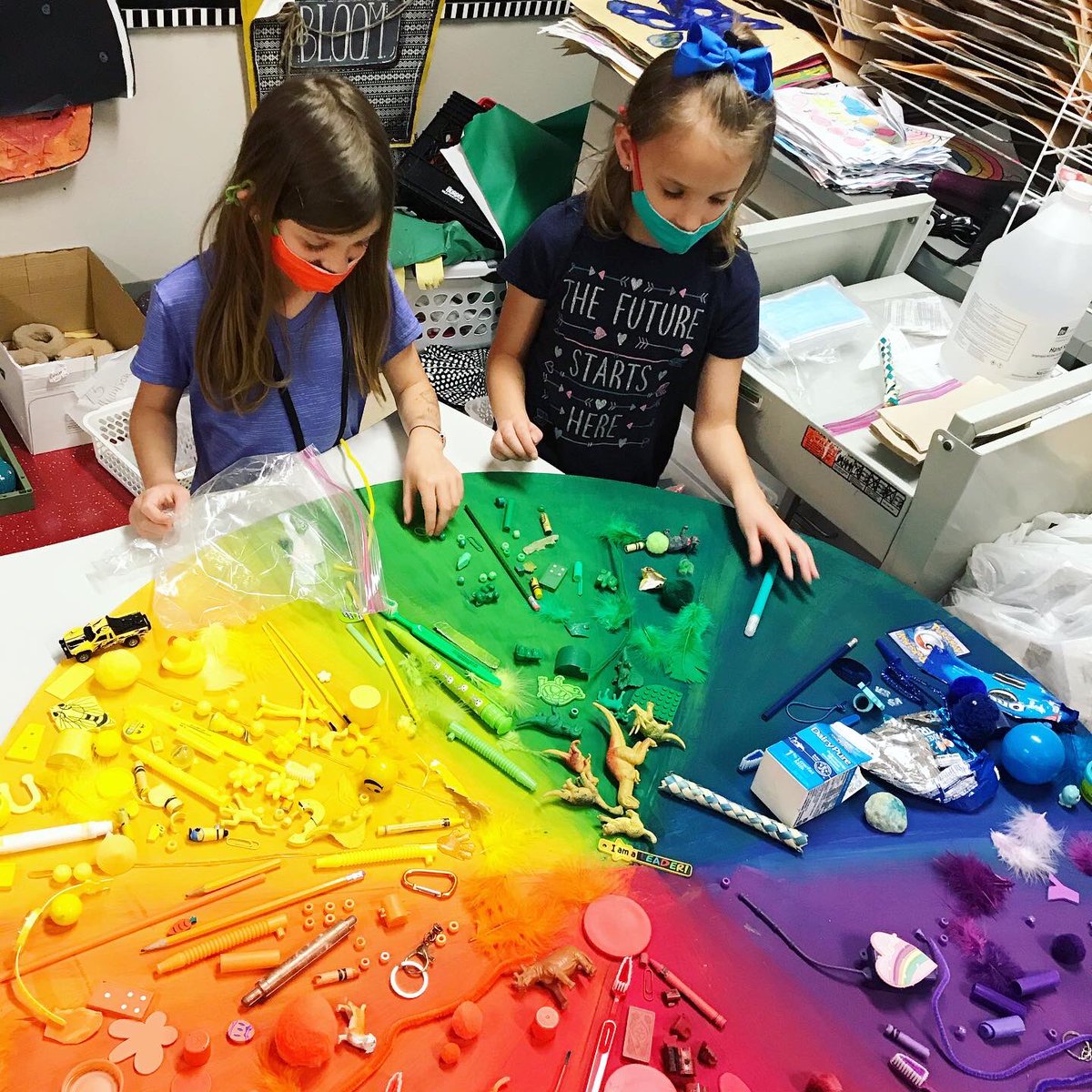 JAV_ARTISTS's tweet image. Color wheel sorting...excited to put it on display soon! ❤️🧡💛💚💙💜 #misdproud @JAVitovsky_Elem