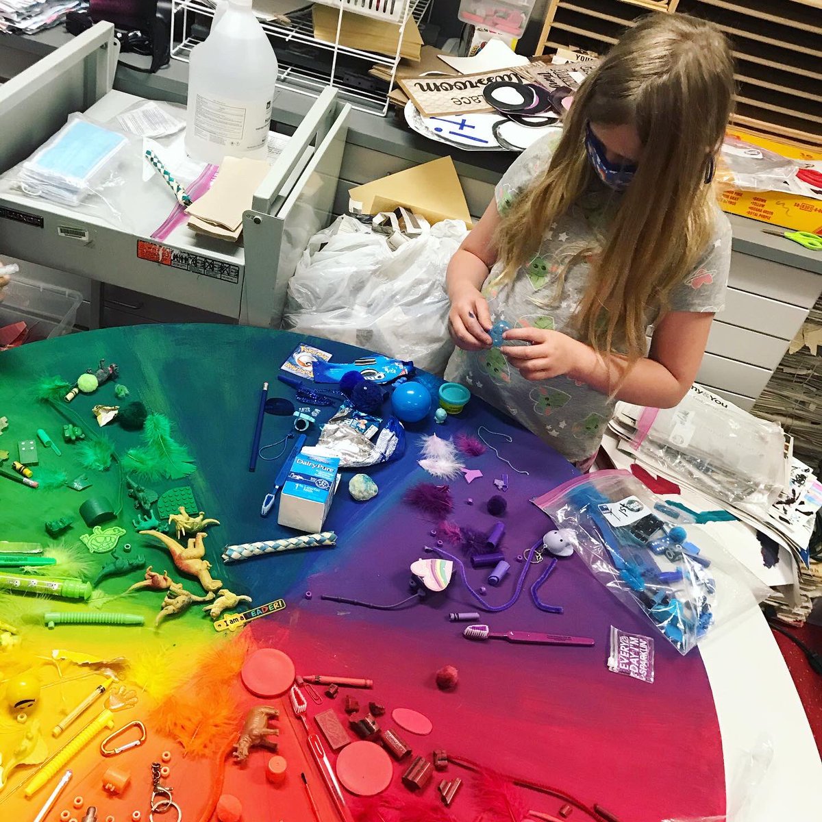JAV_ARTISTS's tweet image. Color wheel sorting...excited to put it on display soon! ❤️🧡💛💚💙💜 #misdproud @JAVitovsky_Elem