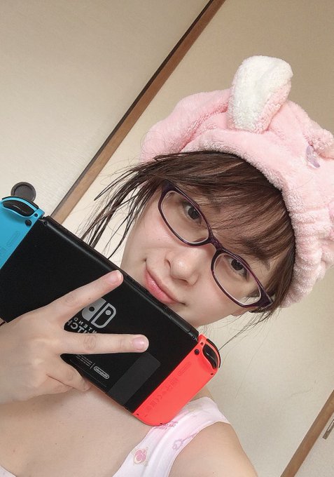 風呂からでて着替えもせず髪もかわかさずコンタクトも入れないままモンハンしてる廃人 https://t.co/ROA2AmwDXi<a href="/tag/%E6%9C%A8%E6%9D%91%E8%8A%B1%E3%81%BE%E3%81%9F%E3%81%AD"class="tags"><span>#木村花またね</span></a>