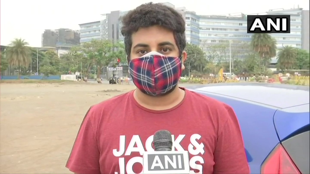 ANI's tweet photo. Mumbai: Police sends back some beneficiaries from BKC jumbo #COVID19 vaccination centre.

A beneficiary Ishita says, "Nobody has come here yet. We're being told we won't get vaccines."

Another beneficiary Akshat says, "I was given a timing for afternoon but I reached early." https://t.co/7p9OaCNIYO