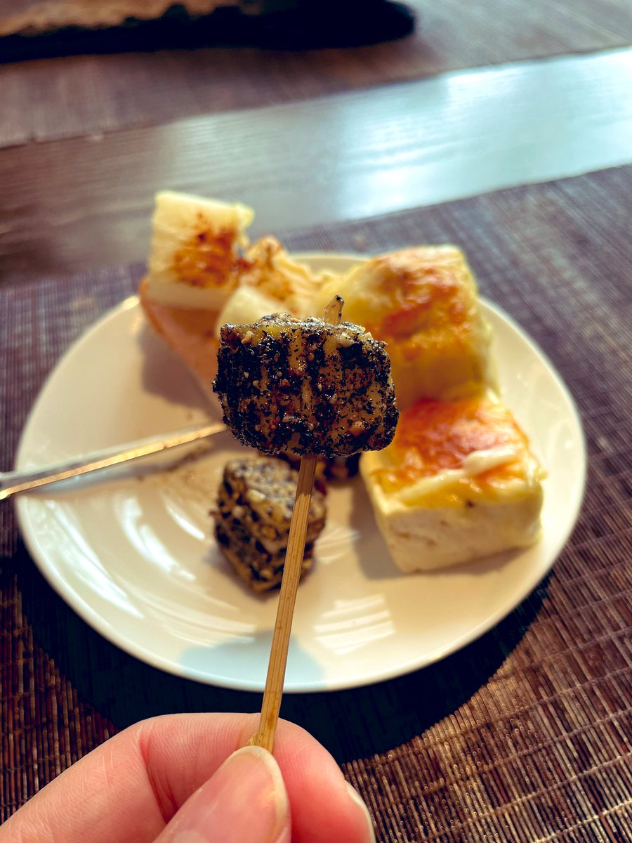 茶若是靈魂
茶點則是豐富靈魂的力量

起司鮭魚豆腐磚🧈🍣
蘋果芝麻串🍢🍡