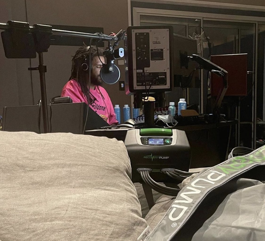 HotFreestyle's tweet image. J. Cole is getting ready to drop new music 👀🔥