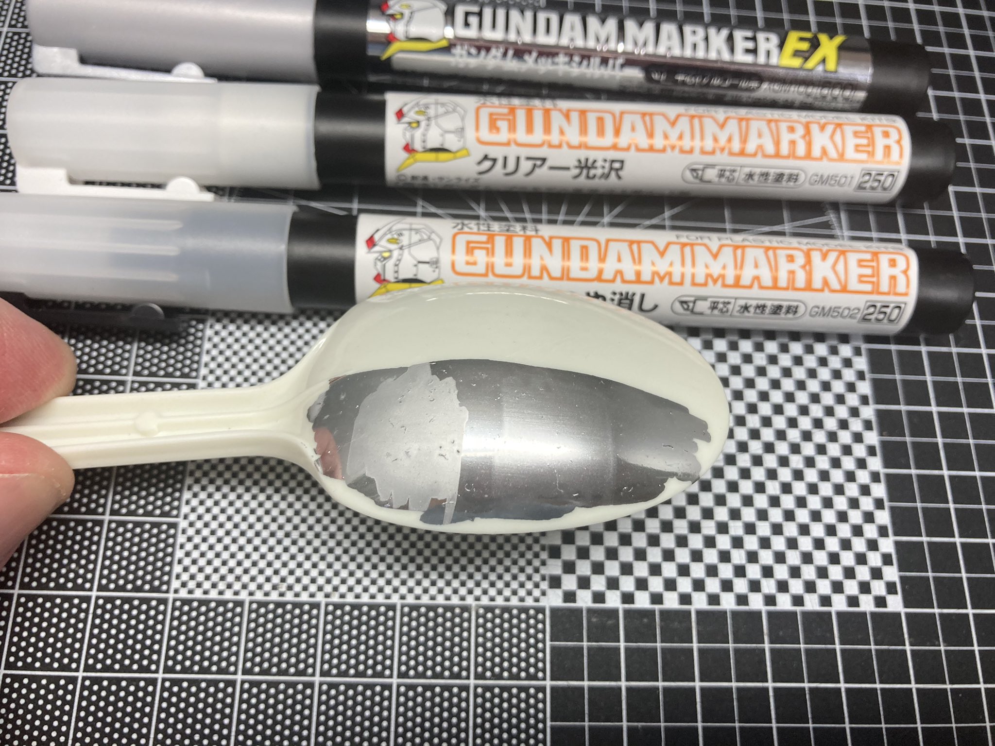 サワダ V Twitter 先日発売されたガンダムマーカーexメッキシルバーに重ね塗りテスト つや消し 光沢 上から塗れるんだけど光沢はやはりくすんでギラギラ感は失われます ただ ラメ感は無いのでつや消しシルバー的な使い方に有効かも T Co 8oyy4rzz0m