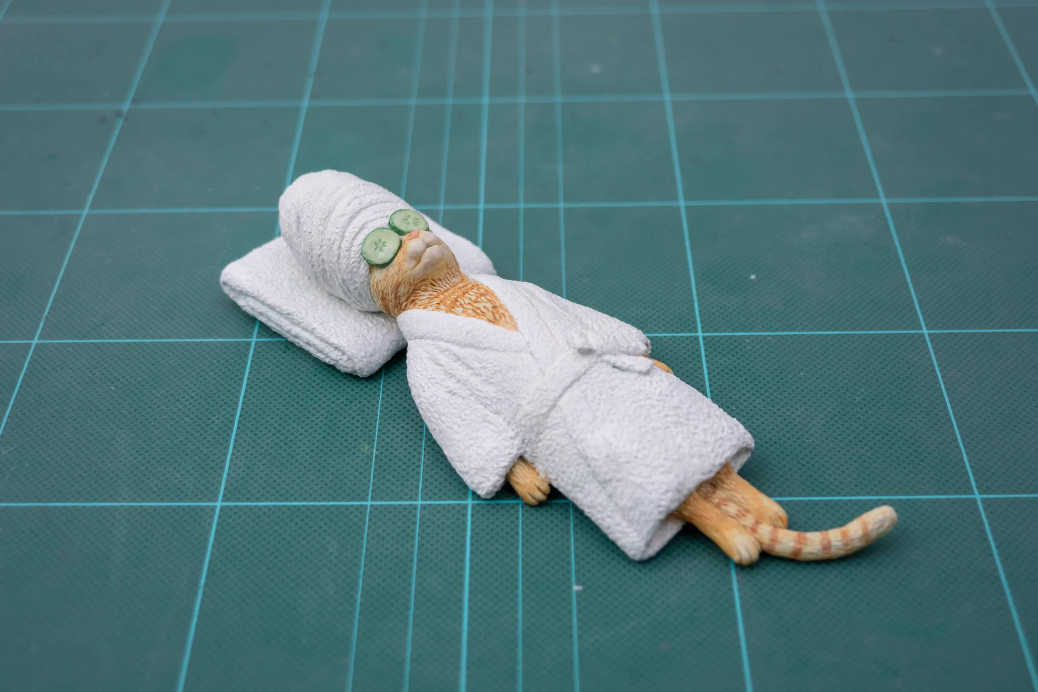 美意識が高いバスローブ姿の猫のフィギュアが可愛い！来局用のタオルに添えるのがおすすめ！！