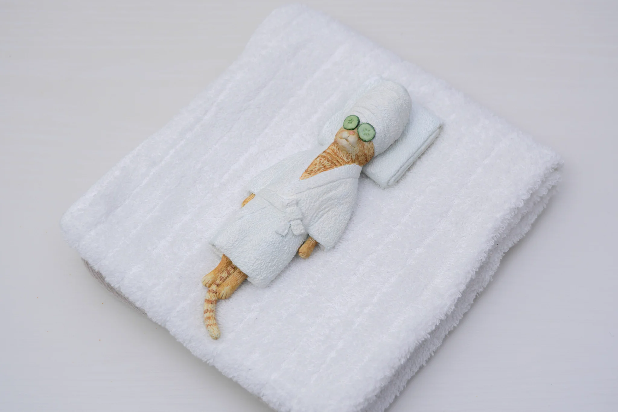 美意識が高いバスローブ姿の猫のフィギュアが可愛い！来局用のタオルに添えるのがおすすめ！！