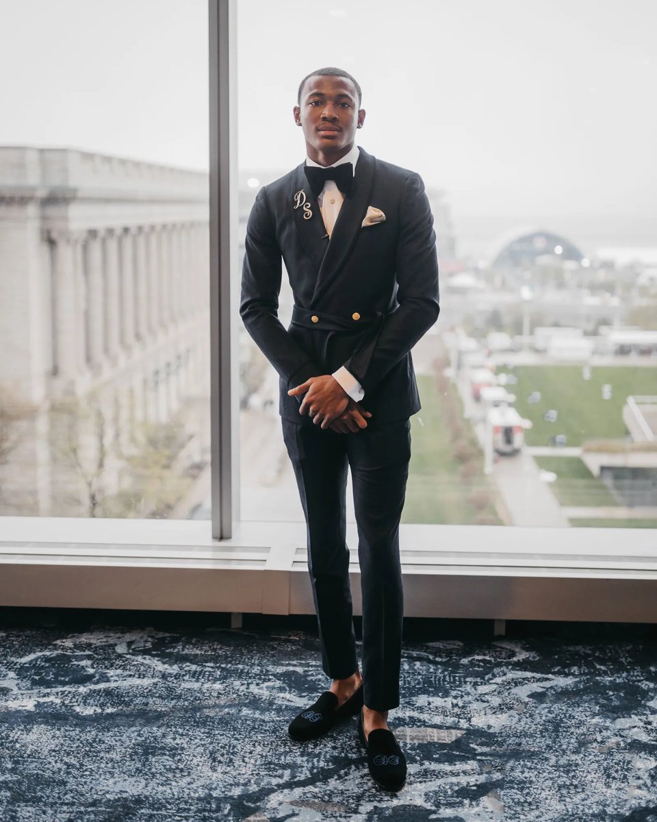 Because absolutely none of you asked for it, here's my list of the best dressed from the first round of the NFL Draft (in no particular order):No. 1: DeVonta SmithAm I bias, 100%, but this man wasn't putting on a clinic in fashion. The little tie: unique. The gold pop: classy