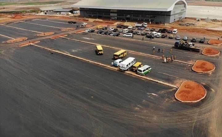 Frame 1 - Guangzhou Baiyun Airport. Construction cost $2.2 billion..

Frame 2 - Isi shampoo's Airstrip. Construction cost $2.2 billion. 

It is sad that we have been so deprived that we celebrate mediocrity. 

Congratulations to Ndị Anambra State. It is well. 👍