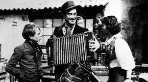 merlinpapin3's tweet photo. Ce soir sur @France5tv dans le cadre du #CinémadeMinuit , le film #LeVagabondBienAimé de #CurtisBernhardt (réalisateur de #LeTunnel) (1936) avec #MauriceChevalier #SergeGrave #BettyStockfeld #FernandLedoux #AustinTrevor #AmyVeness
@Jouxplane83 @FredOL69007 @tbarnaud https://t.co/eSs34XaPK4