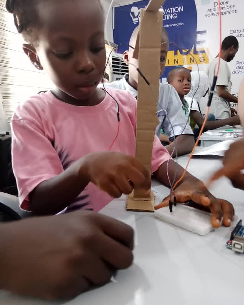 atchub_'s tweet photo. Today's first class on #STEMCLUB , the ATC STEM kids decided to make a street light prototype in their Engineering class. Awesome kids here!... More projects coming up

#STEMCLUB 
#science 
#elecrtonics
#arduino 
#streetlight
#stemprojects 
#Atcstem https://t.co/kng1s6fS2z