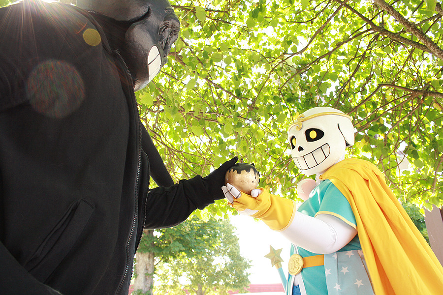 dreamieh on X: Next up, the times I cosplayed Dream!Sans together with  @DyingStarArch as Nightmare!Sans. The summer we wore it I was melting. It  was SO warm outside. Photographer is @Troft15 #cosplay #
