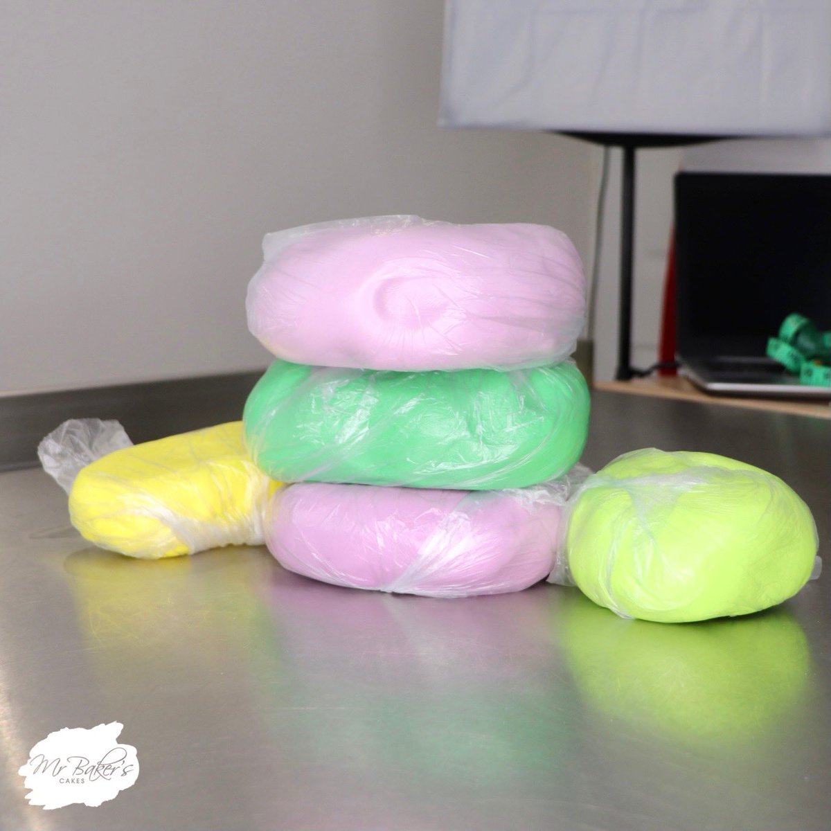 RobBGUK's tweet image. I’m working on a VERY special cake this weekend (and trying to film it as a tutorial at the same time... 😬).
Can you guess who it is, based on this gorgeous colour palette...?
This is all @RenshawBaking Extra coloured with @RainbowDustLtd ProGels... 👌🏼
@RenshawAcademy