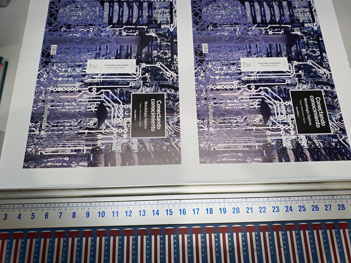 ferranadria's tweet image. Hoy es un día muy importante para #elBullifoundation. Ha entrado ya a imprenta “Conectando Conocimiento”, el libro en el que explicamos con detalle la metodología Sapiens que guía todos nuestros proyectos. En julio estará a vuestra disposición en el elbullistore.com