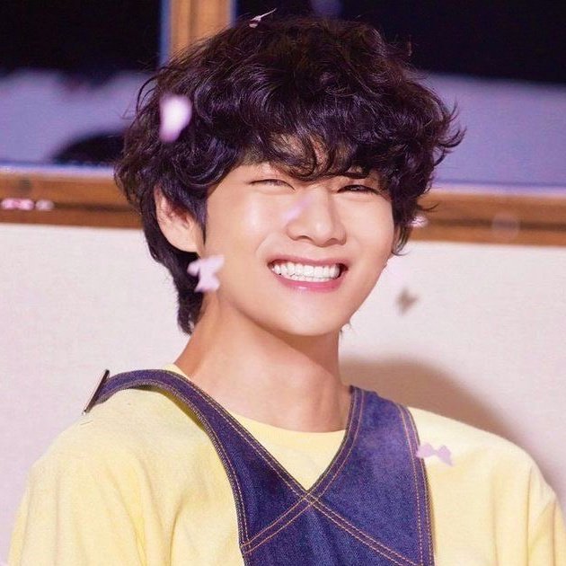 taehyung's precious boxy smile— a heart melting thread