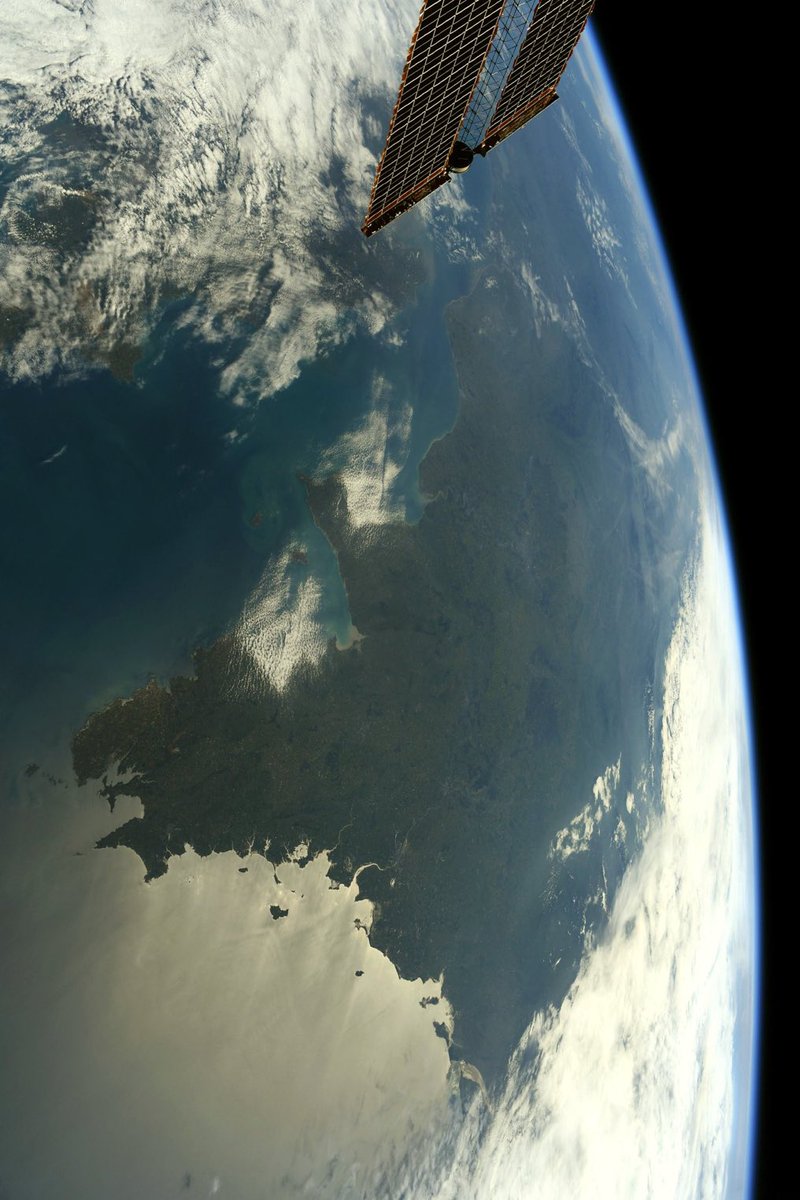 🛰 FLASH - Thomas #Pesquet a partagé une nouvelle photographie depuis la station spatiale internationale, avec cette fois un cliché unique de la #France. (via @Thom_astro) #MissionAlpha