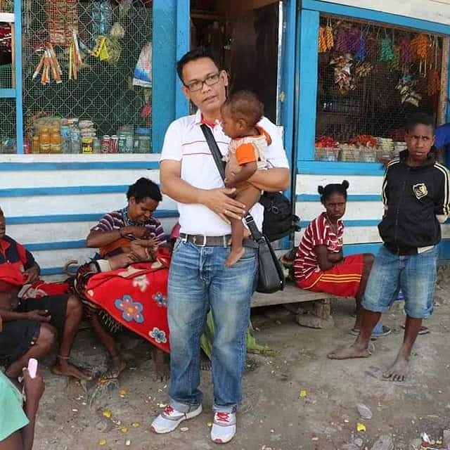 Birgaldo_Sinaga's tweet photo. PEJUANG SEJATI ITU MAMA2 PAPUA

Cerita tentang Papua ada 1001 kisah. Kisahnya berisi kepingan2 cerita yang putih, hitam, kelabu, merah, biru atau ungu. Tergantung dari sudut mana kita melihatnya. 

Beberapa hari lalu, pemerintah menetapkan KKB Papua sebagai kelompok teroris. https://t.co/zSdEmK3gmB