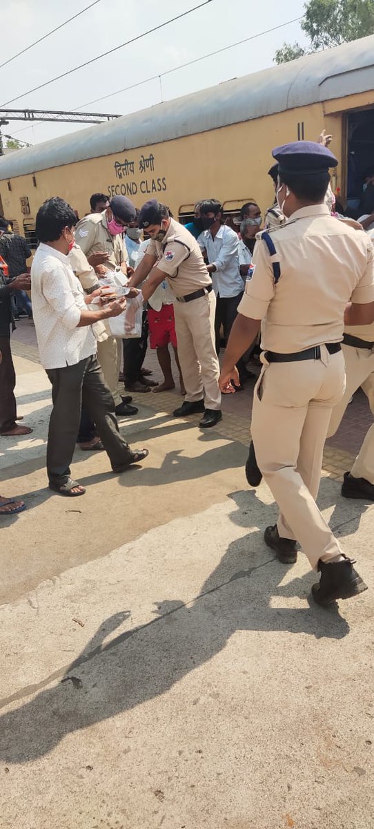 RPF_INDIA's tweet photo. "उसी उदार की कथा सरस्वती बखानती,
उसी उदार से धरा कृतार्थ भाव मानती।
उसी उदार की सदा सजीव कीर्ति कूजती,
तथा उसी उदार को समस्त सृष्टि पूजती।
अखंड आत्म भाव जो असीम विश्व में भरे,
वही मनुष्य है कि जो मनुष्य के लिए मरे।"
20 घंटे से भूखे थे मजदूर, एक ट्वीट पर RPF ने उपलब्ध कराया भोजन https://t.co/7aNZ4zXnRt