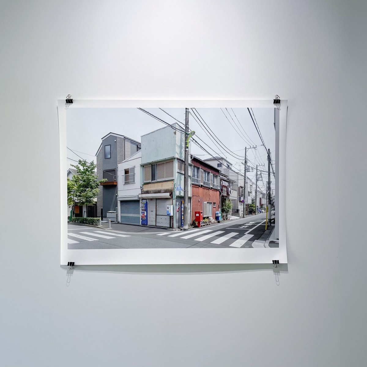 bababa_jpn's tweet image. 5/1  15:44  23℃  1002hPa

Eyes of Jan Vranovský
VBA日本館展示チームに同行する、高見澤邸が解体されていく様子をカメラに収めていった写真家／建築家のヤン・ヴラノブセキ。