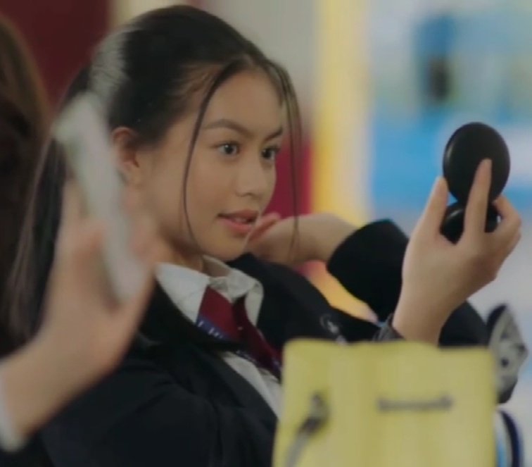 @Ashynigangs <a href="/ashdlmundo/">ash</a> khloe is coming
