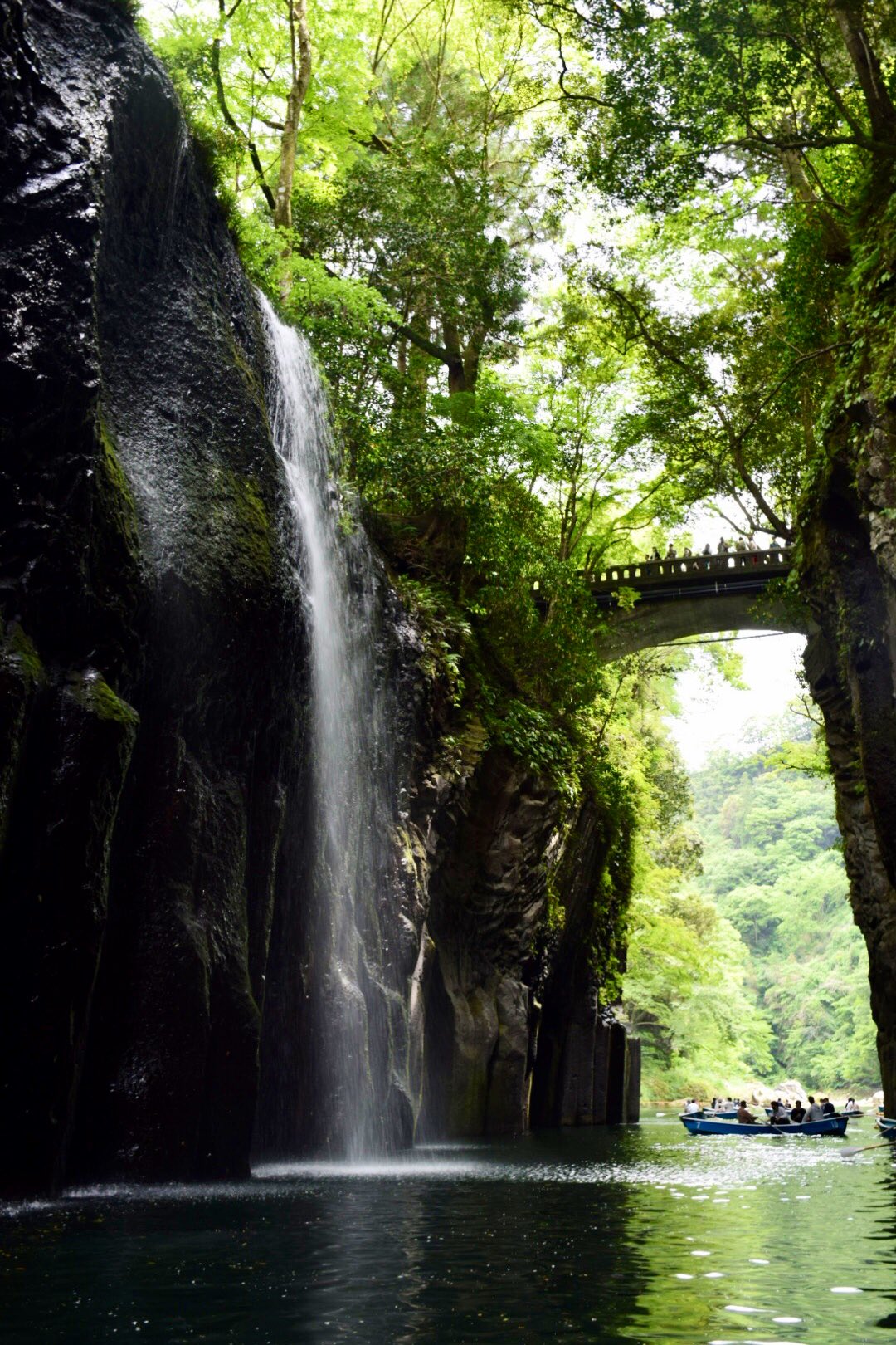 大和止 お目当ての高千穂峡ボート 繁忙期には数時間待ちがザラだったけど 少し前からネット予約が可能に あわせて値上げをされたけど 数時間並ばなくて済むのは大幅なサービスアップ ボートの初心者だらけで接触ばかりだったけども マイナスイオン