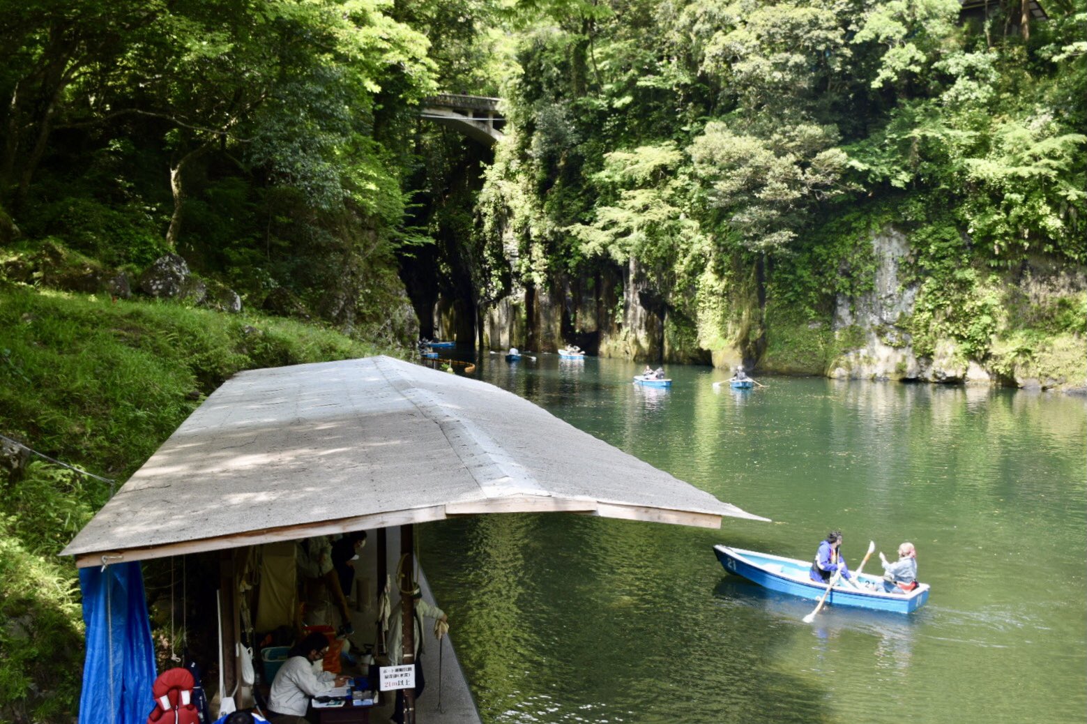 大和止 お目当ての高千穂峡ボート 繁忙期には数時間待ちがザラだったけど 少し前からネット予約が可能に あわせて値上げをされたけど 数時間並ばなくて済むのは大幅なサービスアップ ボートの初心者だらけで接触ばかりだったけども マイナスイオン