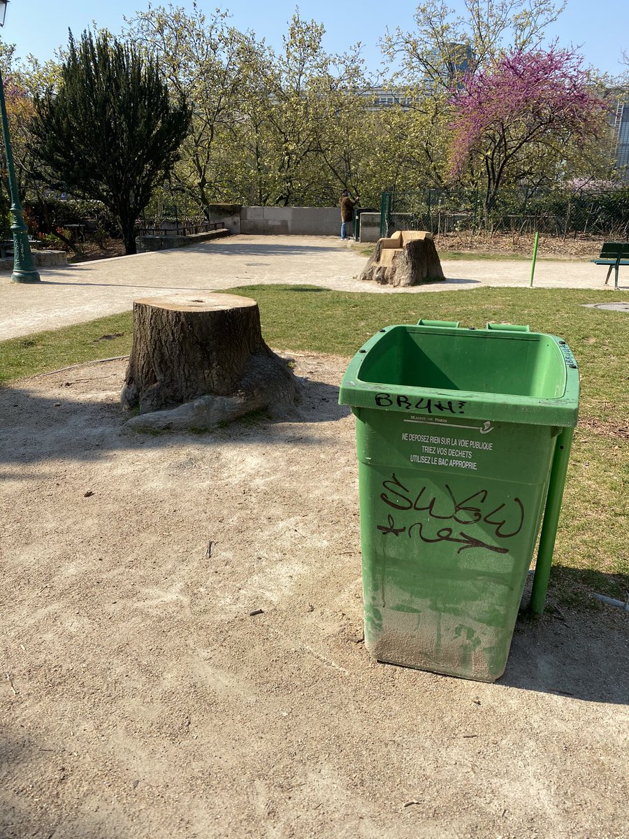 ssmindustries's tweet photo. @sandrafellous_ Bientôt vous verrez des jolies fauteuils offerts par l’équipe @paris #saccageparis comme on a @MParisCentre #hidalgodemission @anne_hidalgo #treehater https://t.co/on2l8rMHQx