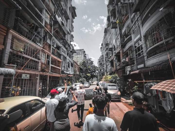 Ahlone Strike in Yangon,people are in unity never step back although brutal crackdowns from junta forces everyday.
#WhatsHappeningInMyanmar #May1Coup