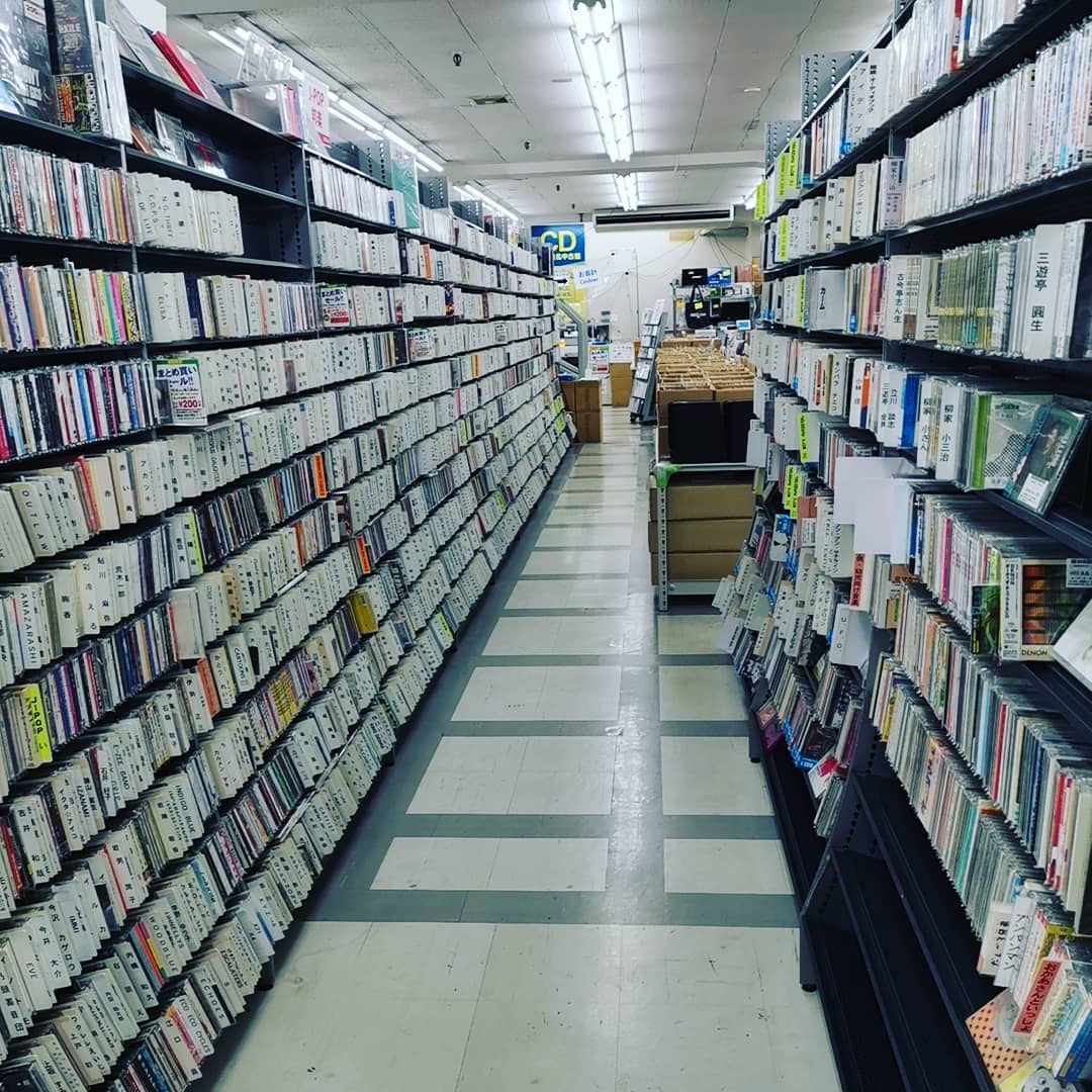 recofan's tweet photo. おはようございます！本日も営業スタートしました！！
早速 #新着入荷情報 100円盤やLP・EP等画像にないものも大型連休用に大量入荷しております！
#BillEvans #Sade #CliffordBrown #JohnPizzarelli #McCoyTyner #JAZZCD #CLASSICcd
#帯付 #高音質盤
各国伝統音楽が届いた模様！今後も要チェック！ https://t.co/25UzATFgX7