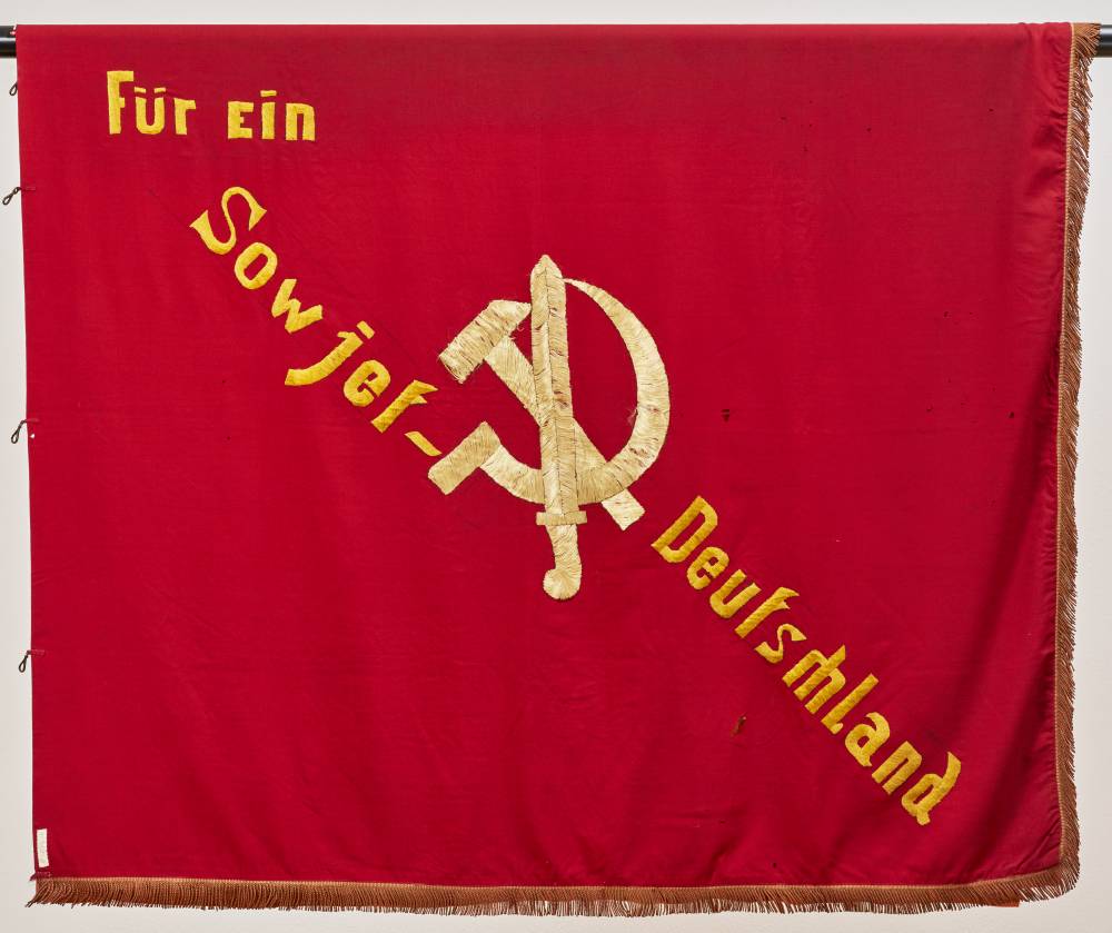 Die Fahne der Arbeiterwehr Cannstatt zeigt wie brutal der politische Kampf Ende der 1920er Jahre geworden war. 1929 war die  #Sowjetunion das Vorbild vieler deutscher Arbeiter*innen, und aus Unten gegen Oben wurde rechts gegen links. (4/4) #ErsterMai  #TagderArbeit