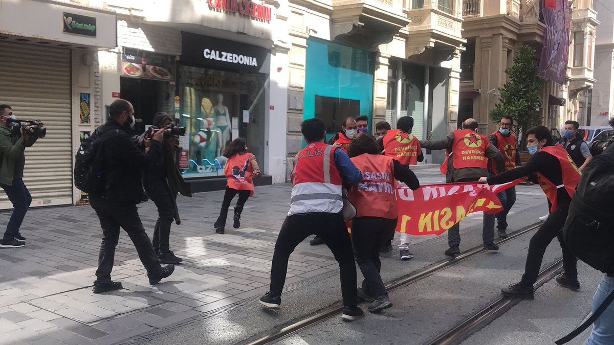 DGDernekleri's tweet photo. Evde kalamayan ve açlığa mahkum edilen milyonlar için Taksim'e çıktık!

Meydanlar halka kapatılamaz, yaşasın 1 Mayıs!

#1Mayıs2021 #1M2021 https://t.co/3coB3nBnmM