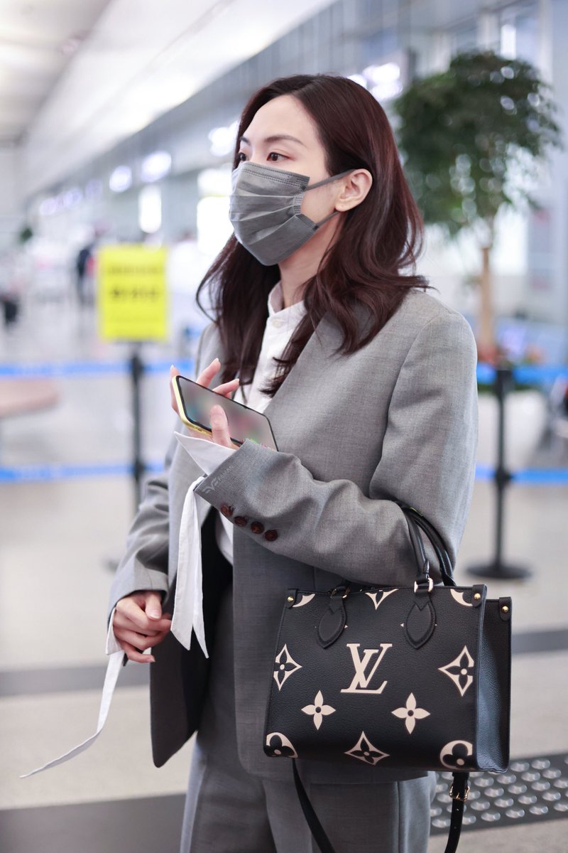 FWangfeifei's tweet image. 20210428 @wangfeifei0427 Changsha🛫️

 「 Fei Said she will be careful and try not to get hurt anymore 」

Outfit: #serrer
Shoes: @SKECHERSUSA 
Bag : @LouisVuitton 
#sketchers #louisvuitton 
#wangfeifei #fei #페이 #allforfei