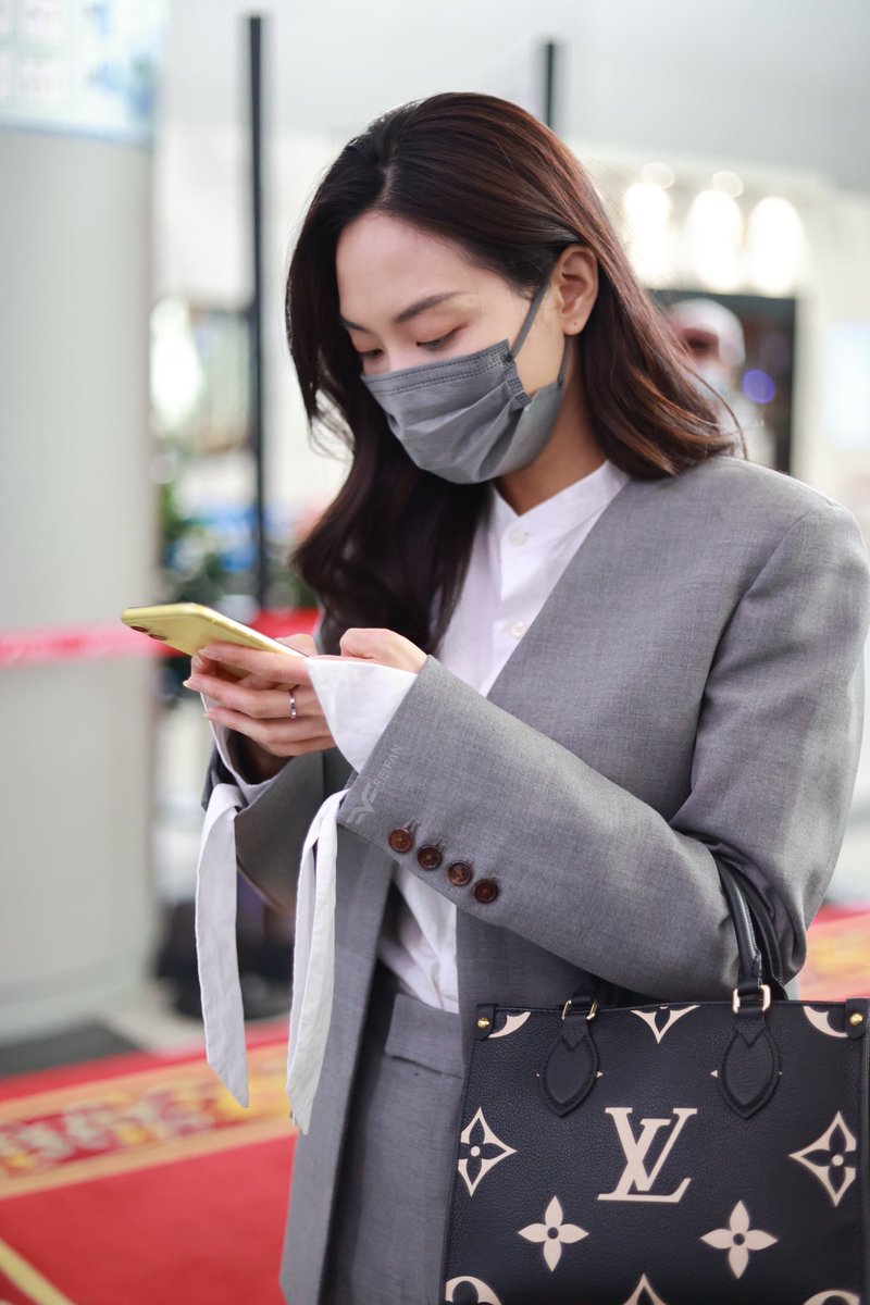 FWangfeifei's tweet image. 20210428 @wangfeifei0427 Changsha🛫️

 「 Fei Said she will be careful and try not to get hurt anymore 」

Outfit: #serrer
Shoes: @SKECHERSUSA 
Bag : @LouisVuitton 
#sketchers #louisvuitton 
#wangfeifei #fei #페이 #allforfei