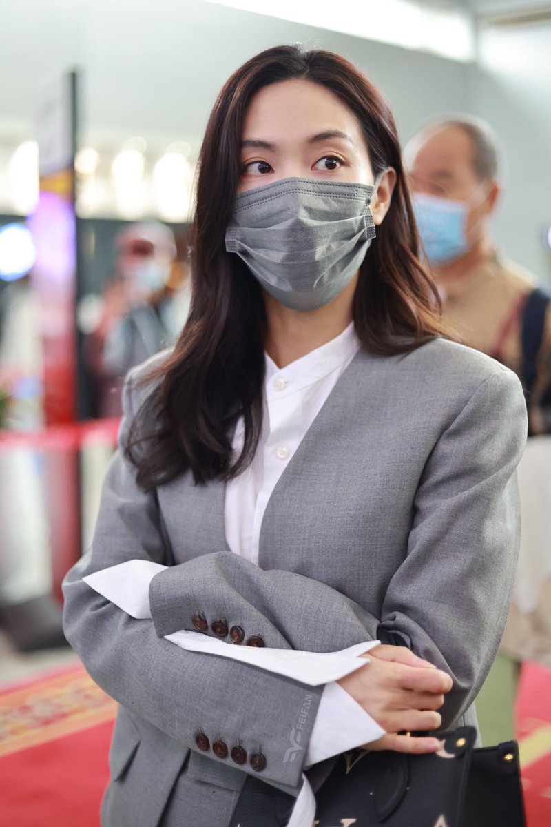 FWangfeifei's tweet image. 20210428 @wangfeifei0427 Changsha🛫️

 「 Fei Said she will be careful and try not to get hurt anymore 」

Outfit: #serrer
Shoes: @SKECHERSUSA 
Bag : @LouisVuitton 
#sketchers #louisvuitton 
#wangfeifei #fei #페이 #allforfei