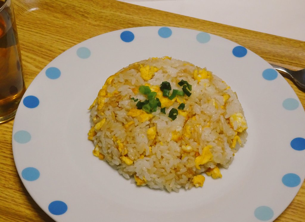 えりたん スーパーカブ第3話より 小熊がヘルメットの覆いのことを考えながら余りご飯で作った卵とネギ 醤油だけのチャーハン 材料はノベル1巻より アニメの絵ではかなりの量に見えます 昼ご飯がアレで夕食がコレだとすると 小熊の栄養状態が心配に えりたん スーパーカブ第3話より 小熊がヘルメットの覆いのことを考えながら余りご飯で作った卵とネギ 醤油だけのチャーハン 材料はノベル1巻より アニメの絵ではかなりの量に見えます 昼ご飯がアレで夕食がコレだとすると 小熊の栄養状態が心配に