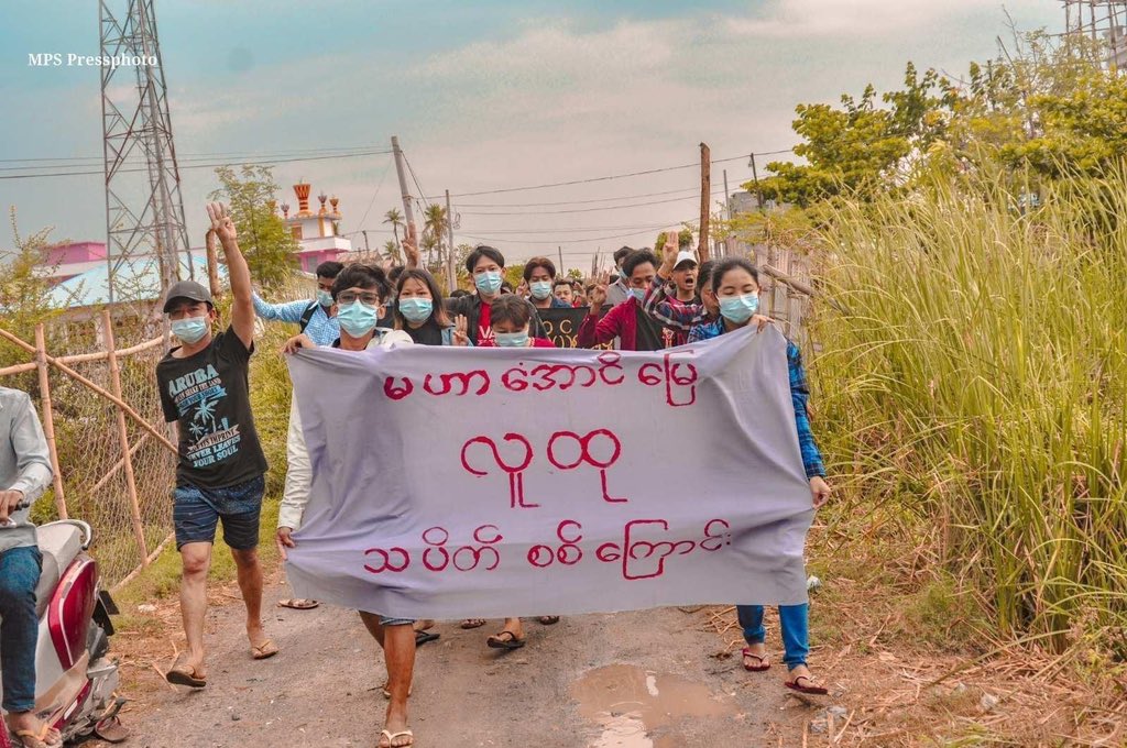 Myanmar_Now_Eng's tweet image. Residents of Mandalay held an anti-regime rally on Saturday, raising the three-finger salute and demanding the release of prisoners detained by the junta. #WhatsHappeninglnMyanmar