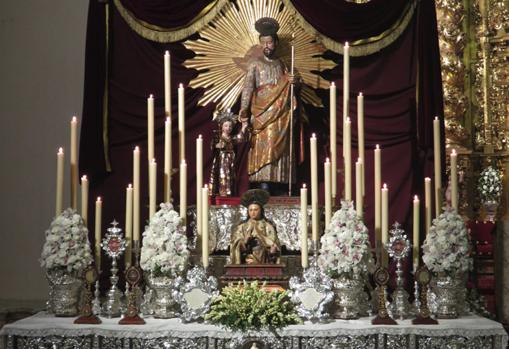 Así, ha montado el altar para esta celebración prevista a las 20.00 horas. La archicofradía explica que ha configurado «un monte carmelo de reliquias de más de una treintena de santos y mártires, custodiadas en relicarios del orfebre cordobés Damián de Castro, del siglo XVIII».