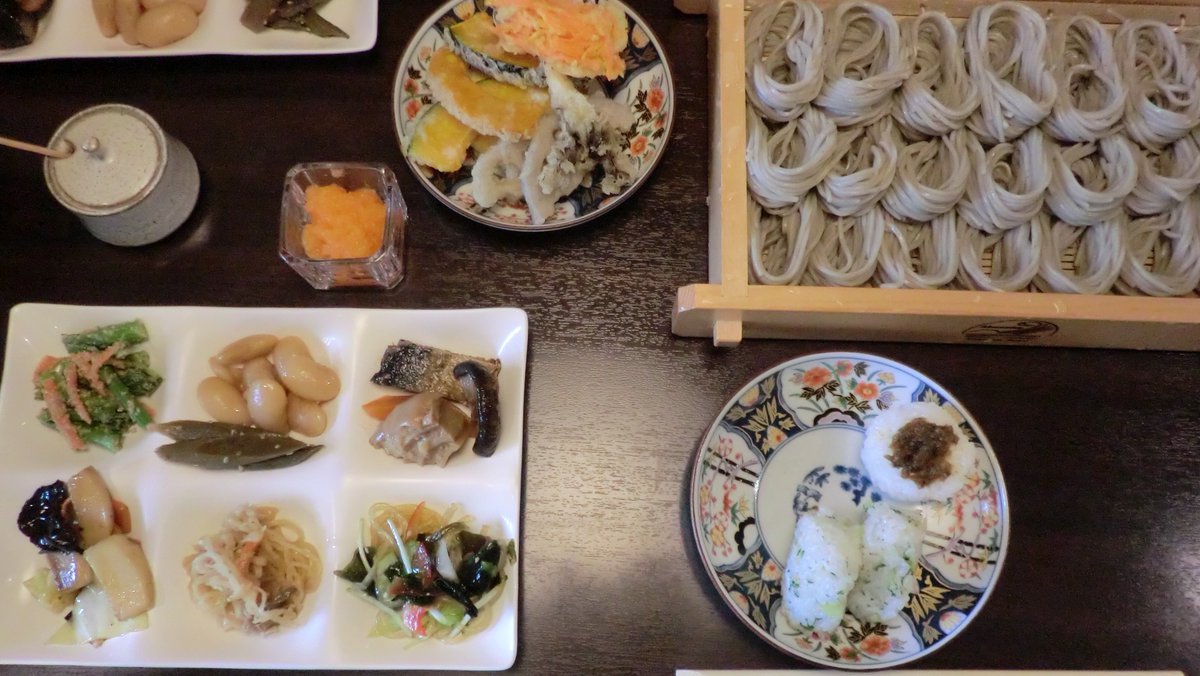 A Peko V Twitter Gw最初にへぎ蕎麦頂きました 行列の出来る人気店abuzakaさん １時間待ちのランチでした お蕎麦以外の沢山のおかずは ビッフェ形式 ちびっ子おにぎりやら天ぷらやら 田舎料理の数々 これは並ぶ価値あり へぎ蕎麦も美味い