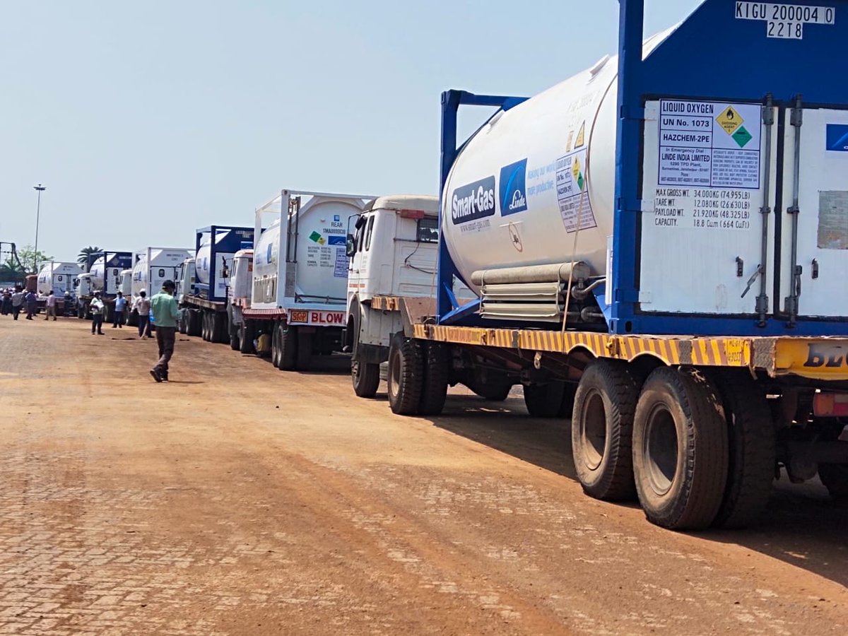 DRM_ASN's tweet image. Asansol Divn loaded Oxygen Tanks from Durgapur on #OxygenExp. to provide Liquid Medical Oxygen for patients in Delhi. These Cryogenic Tanks were flown in from Singapore by @IAF_MCC to strengthen our battle against COVID. Sri Sumit Sarkar, DRM congratulated his Team for this Feat.