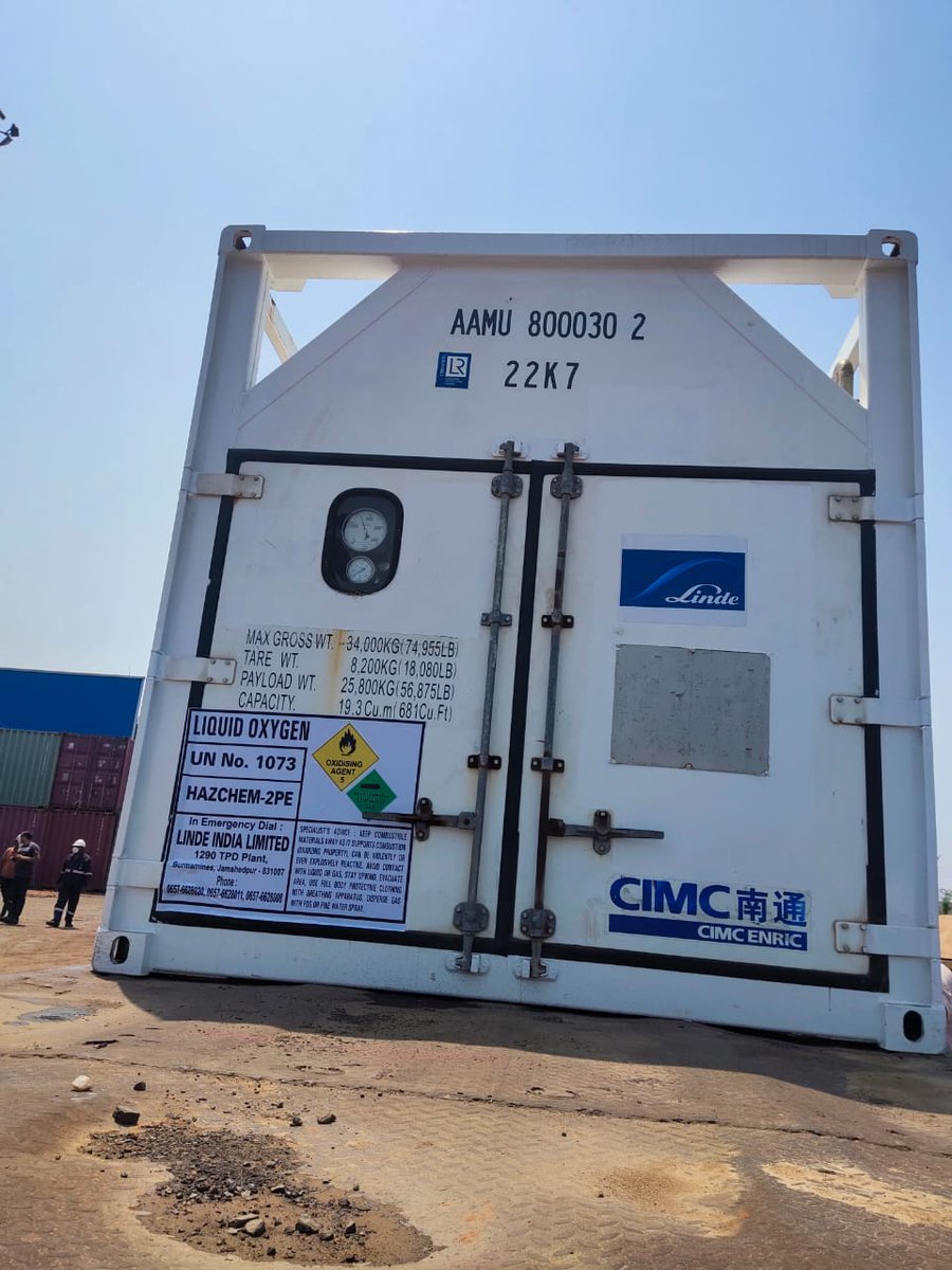 DRM_ASN's tweet image. Asansol Divn loaded Oxygen Tanks from Durgapur on #OxygenExp. to provide Liquid Medical Oxygen for patients in Delhi. These Cryogenic Tanks were flown in from Singapore by @IAF_MCC to strengthen our battle against COVID. Sri Sumit Sarkar, DRM congratulated his Team for this Feat.