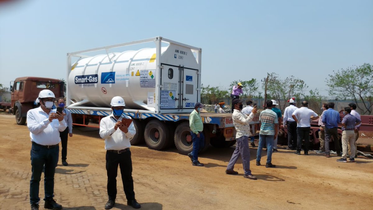 DRM_ASN's tweet image. Asansol Divn loaded Oxygen Tanks from Durgapur on #OxygenExp. to provide Liquid Medical Oxygen for patients in Delhi. These Cryogenic Tanks were flown in from Singapore by @IAF_MCC to strengthen our battle against COVID. Sri Sumit Sarkar, DRM congratulated his Team for this Feat.